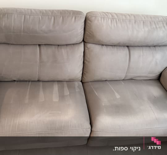 ספת בד אפורה במהלך תהליך ניקוי וסחיטה
